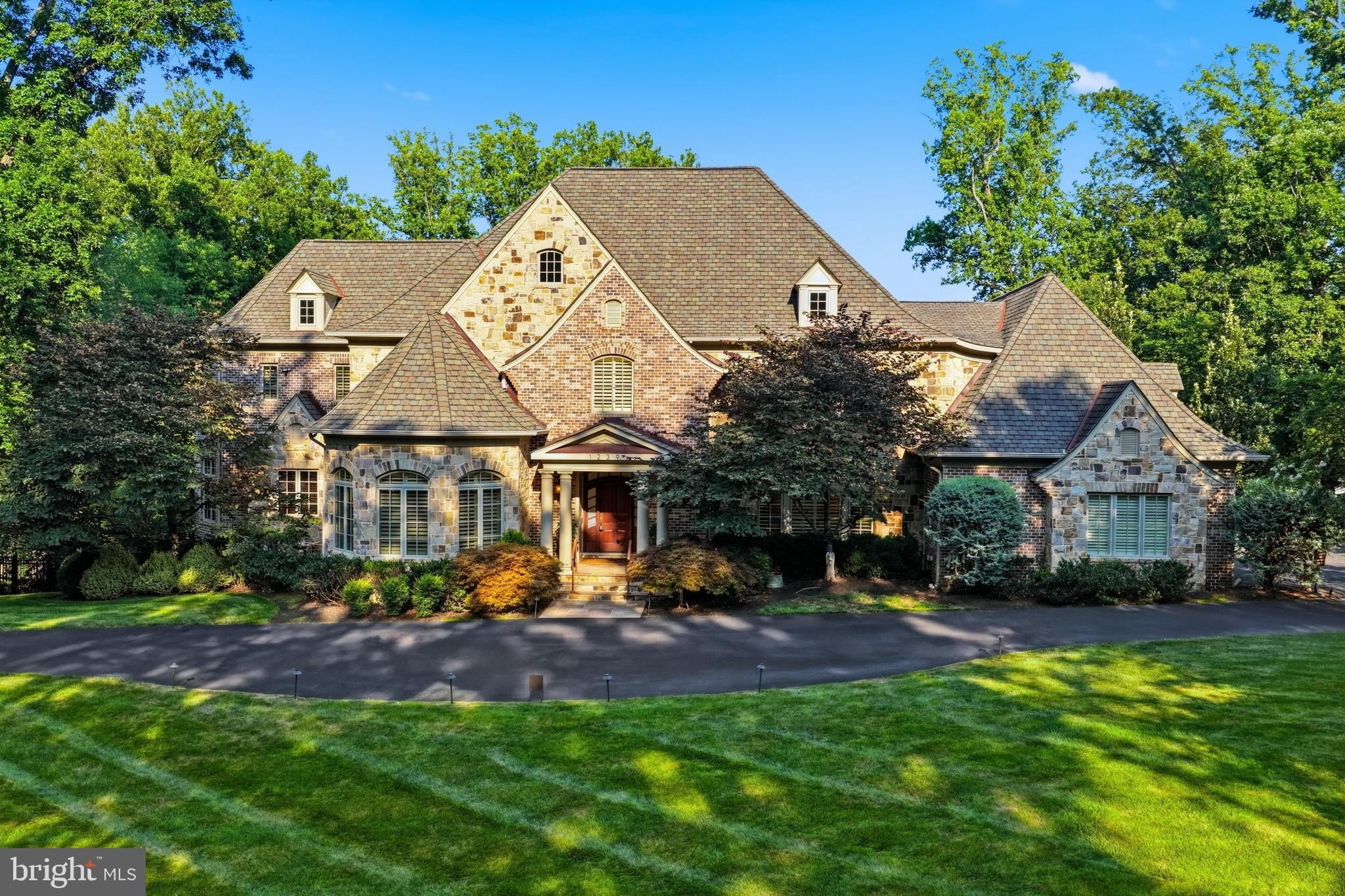 1239 Daleview Drive photo 2